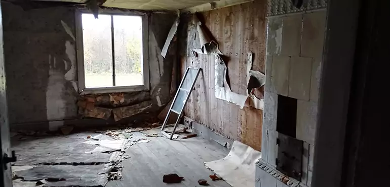 Why Selling a Distressed House Through Traditional Methods Fails in Iowa
